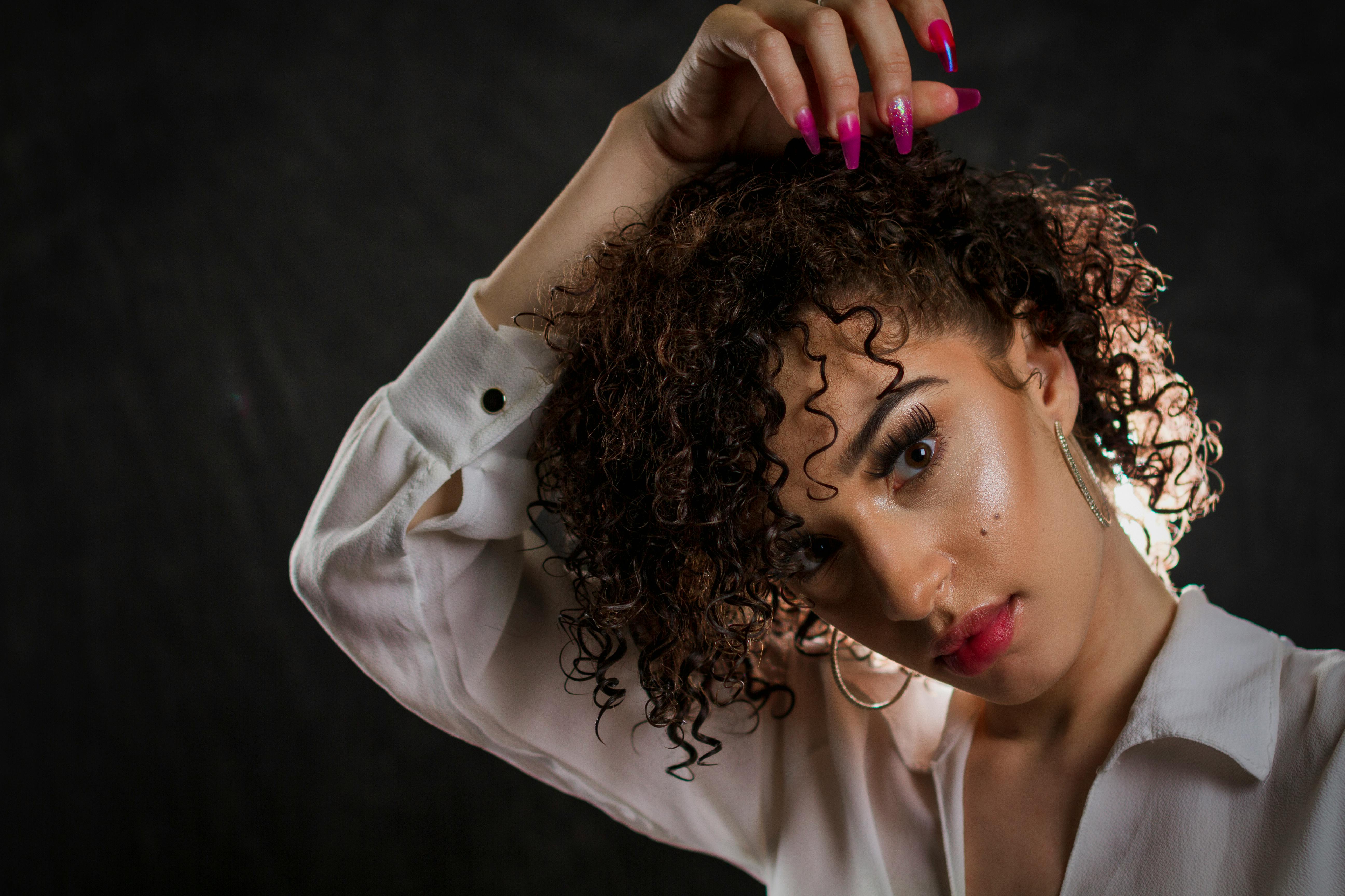 电影封面：都市悬疑氛围照